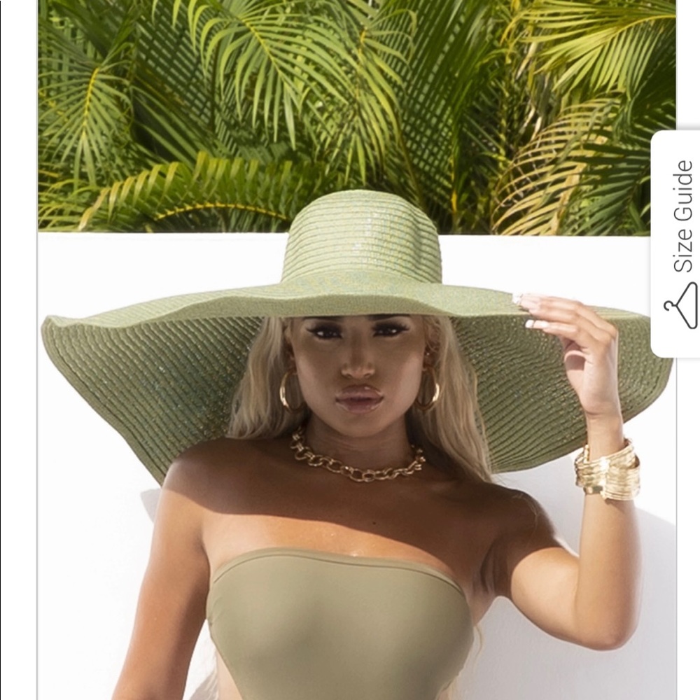 OVERSIZED BEAVH HAT ONE SIZE FITS ALL (BRAND NEW)